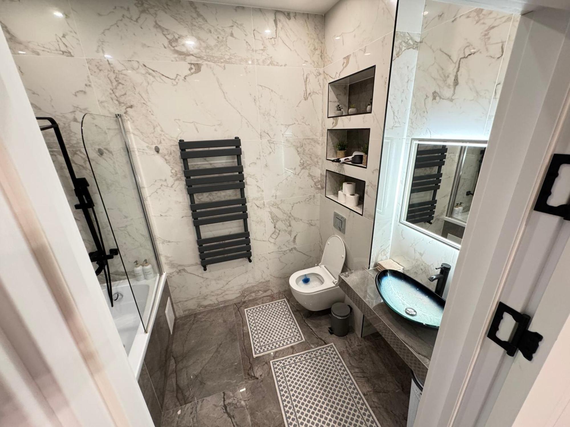 Two Bedroom Apartment In The Center, With Parking, Address Avram Iancu 32 Kischinau Exterior foto
