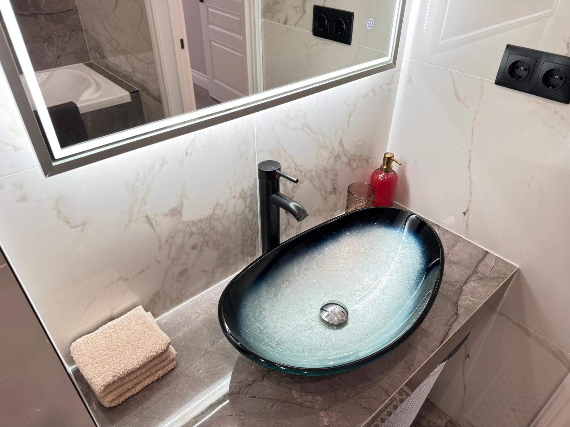 Two Bedroom Apartment In The Center, With Parking, Address Avram Iancu 32 Kischinau Exterior foto